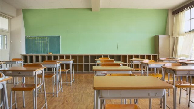 卒業、入学シーズンの学校の教室