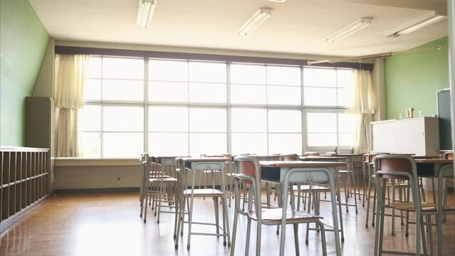 卒業、入学シーズンの学校の教室