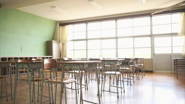 卒業、入学シーズンの学校の教室