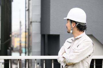 ビルの点検などで使いやすい作業着の後ろ姿