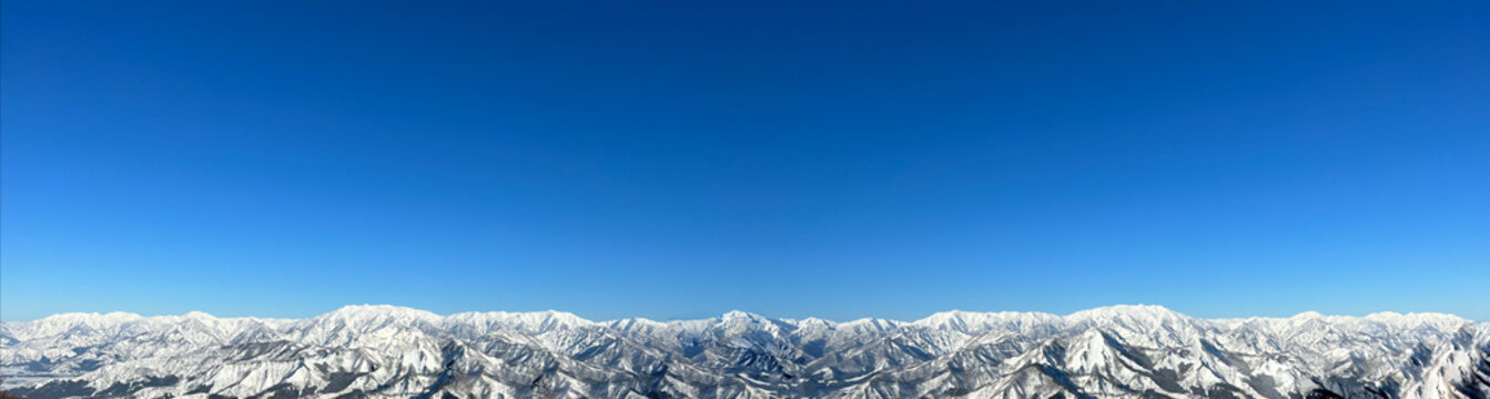 快晴の空と山岳/パノラマ/風景/雪山/青空/アウトドア/スキー/スノーボード/地平線/
