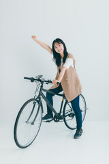 Fototapeta na wymiar 笑顔で自転車にまたがる女性　bicycle