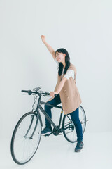 笑顔で自転車にまたがる女性　bicycle