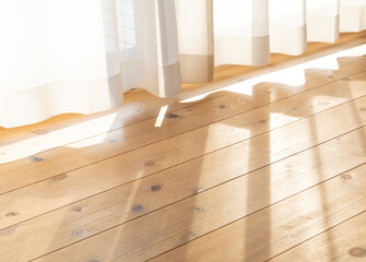 カーテンから漏れる光―無垢材の床