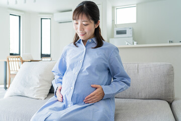 お腹に手を触れる日本人妊婦