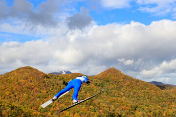 紅葉とスキージャンプの選手