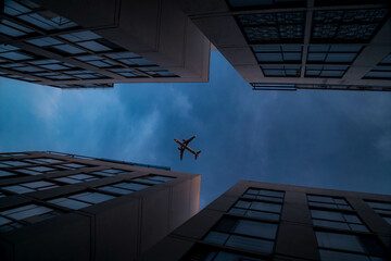 avion entre edificios