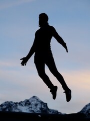 宙に浮かんでいる男のシルエット
