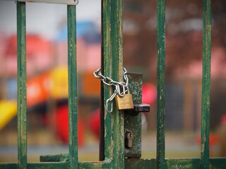 入り口に鍵がかかっている公園

