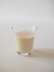 コップに入った牛乳（豆乳）
