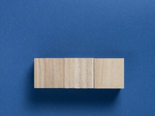 【背景】3つの木製のブロックと青色背景　合成用