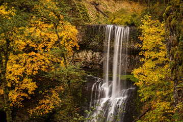 Fototapeta na wymiar Autumn Waterfalls 