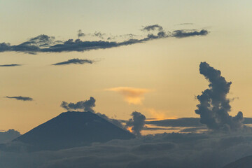 Fototapeta na wymiar 夕暮れ時に急発達した積乱雲と富士山 