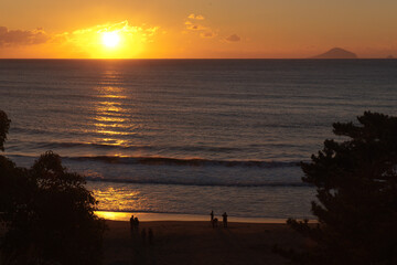 海岸風景（日の出を眺める人々）