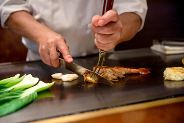海鮮の鉄板焼きを料理人が調理している　seafood