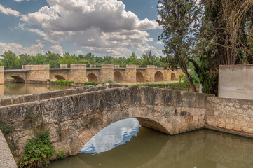 Medieval bridge over the Duero river in San Esteban de Gormaz (Soria, Spain) - obrazy, fototapety, plakaty