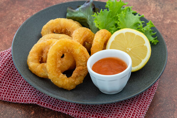 assiette de beignets de calmars à la romaine en gros plan