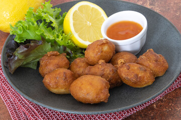 assiette de beignets en gros plan