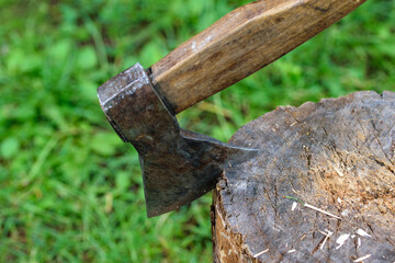 Siekiera wbita w pniak podczas rąbania drewna