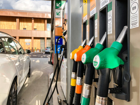 Pompes &agrave; essence dans une station-service Total