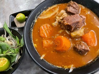 ベトナム料理牛肉の煮込みと野菜