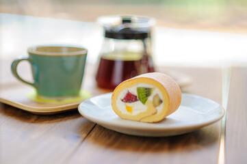 ロールケーキとコーヒー、紅茶　カフェ　
