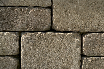 Sichtschutz aus Stein mit dunklen Fugen aus weißen Mauersteine als Steinwand in Nahaufnahme