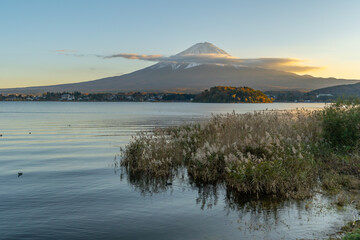 Obraz premium Mount Fuji and Lake kawaguchiko in autumn. It is a popular tourist destination. Mount Fuji scenery before winter is a famous tourist attraction in japan