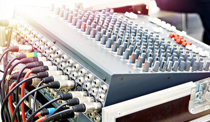 Professional audio mixer with electronic cables