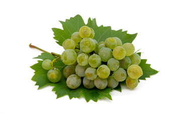 Weiße Weintrauben isoliert auf weißen Hintergrund