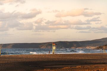 Rettungsschwimmer Hochsitz am Strand auf Sardinien in Italien bei Sonnenuntergang