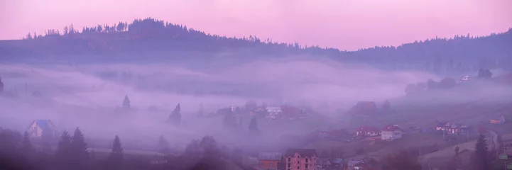 Afwasbaar Fotobehang Purper Karpaten bij de mist