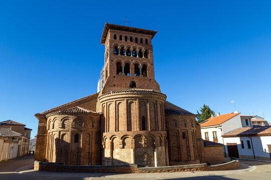 Iglesia rom&aacute;nico-mud&eacute;jar de San Tirso (siglo XII). Sahagun, Le&oacute;n, Castilla y Le&oacute;n, Espa&ntilde;a.