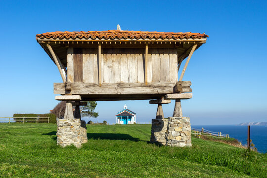 Ermita de La Regalina (1931). En primer plano vemos un h&oacute;rreo asturiano. Cadavedo, Asturias, Espa&ntilde;a.