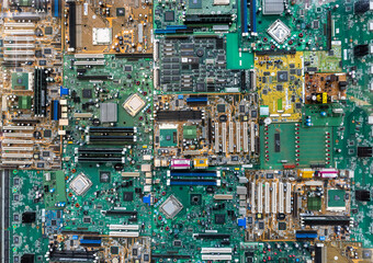 Aufsicht auf mehrere aneinandergereihte Computerplatinen