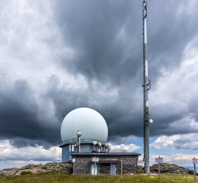 Radom am gro&szlig;en Arber im Bayerischen Wald mit Gewitterwolken im Hintergrund