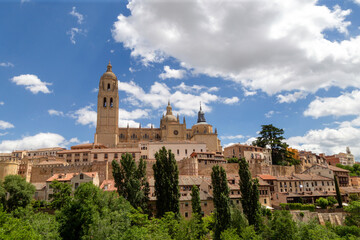 Fototapeta na wymiar Vista de la ciudad vieja de Segovia y de su catedral. Castilla y León, España.
