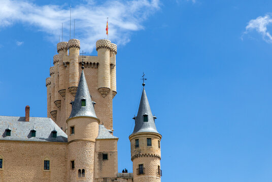 Vista de la Torre de Juan II del Alcázar de Segovia. Su perfil recuerda los castillos de Cuentos de Hadas.
