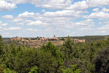 Fototapeta na wymiar Vista panorámica del pueblo segoviano de Pedraza. Castilla y León, España.