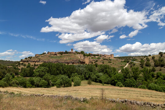 Vista panor&aacute;mica del pueblo segoviano de Pedraza. Castilla y Le&oacute;n, Espa&ntilde;a.