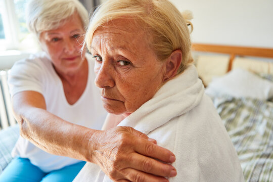 Altenpflegerin betreut Seniorin mit Demenz oder Depression