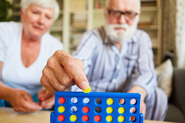 Senioren spielen das Strategiespiel Vier gewinnt zu Hause