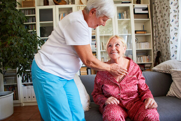 Therapeutin macht bei Seniorin eine Triggerpunkt Massage