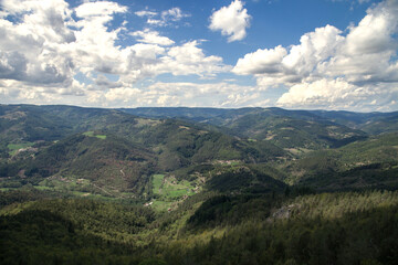 Fototapeta na wymiar Vue panoramique sur la haute vallée du Doux en Ardèche verte