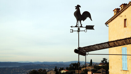 Girouette en avant plan avec en arri&egrave;re une vue  panoramique  depuis Ch&acirc;teauneuf de Grasse  Sud Est de la France