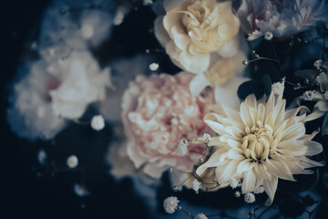 シックな花の背景　スタイリッシュな花のカード　ダークな色合い　ビンテージ