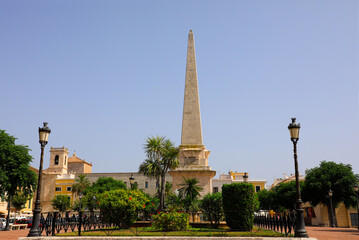 Plaza del Born, en el centro de Ciutadella (Ciudadela), en la isla de Menorca, con el obelisco en el centro y, tras él, el Ayuntamiento de la ciudad. Islas Baleares, España.