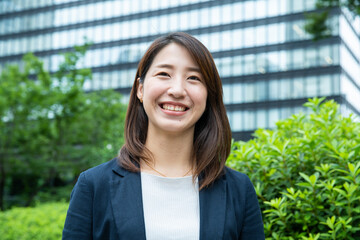 Fototapeta premium 屋外で笑顔のビジネスウーマン