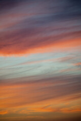 Obraz premium Spektakulärer Abendhimmel mit Wolken in rot gelb und blau