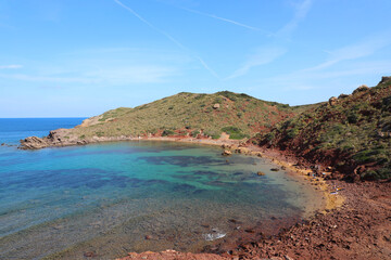 Cala Rotja (Menorca). Pequeña playa virgen de aguas turquesa y cristalinas junto a la playa de Cavalleria, en el norte de la isla de Menorca (Islas Baleares, España)